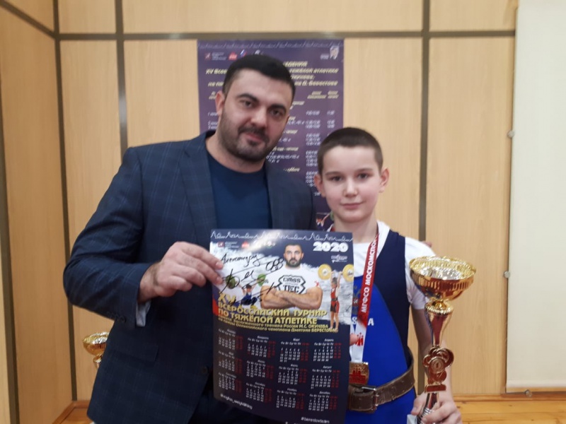Юный оренбуржец завоевал золото на Всероссийском турнире по тяжелой атлетике