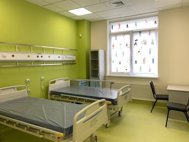 В Оренбургской областной детской больнице устанавливают мебель в палатах