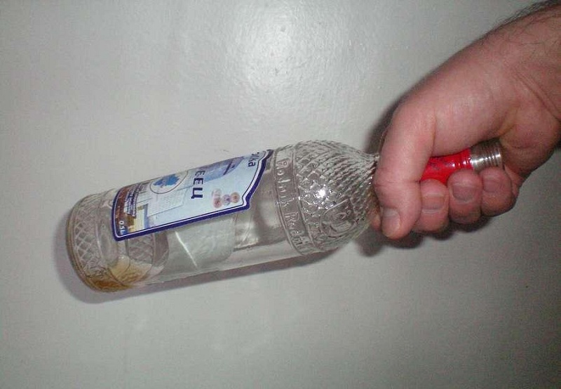 В Бузулуке отец ударил сына бутылкой с водкой