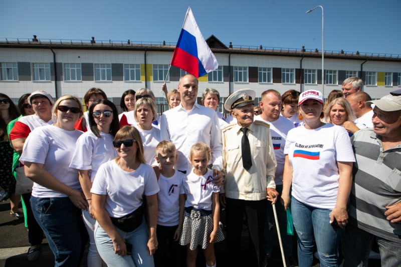 Денис Паслер поздравил оренбуржцев с Днем Государственного флага России