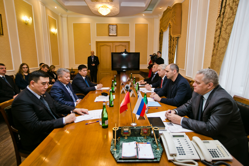 Губернатор Оренбуржья провел встречу с чрезвычайным и полномочным послом Кыргызской Республики