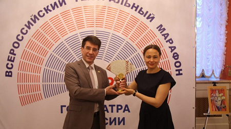 Оренбуржцы передали символ Года театра Самарской области