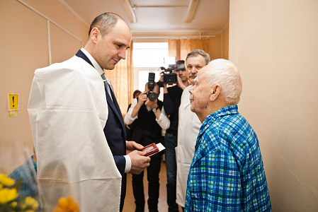 Денис Паслер посетил областной госпиталь ветеранов войн