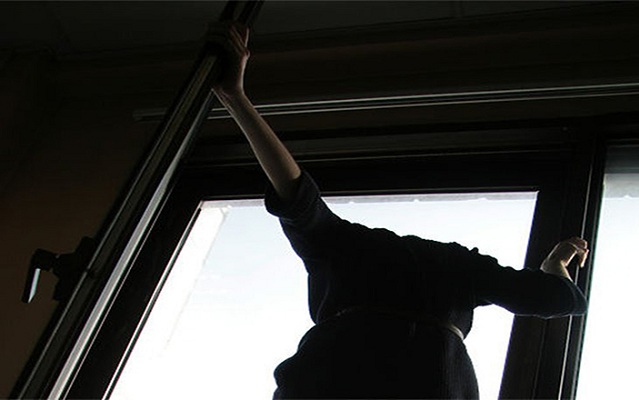 Оренбурженка выпала из окна квартиры на 4 этаже