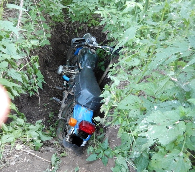 В селе под Оренбургом парень похитил мотоцикл и спрятал его в яме