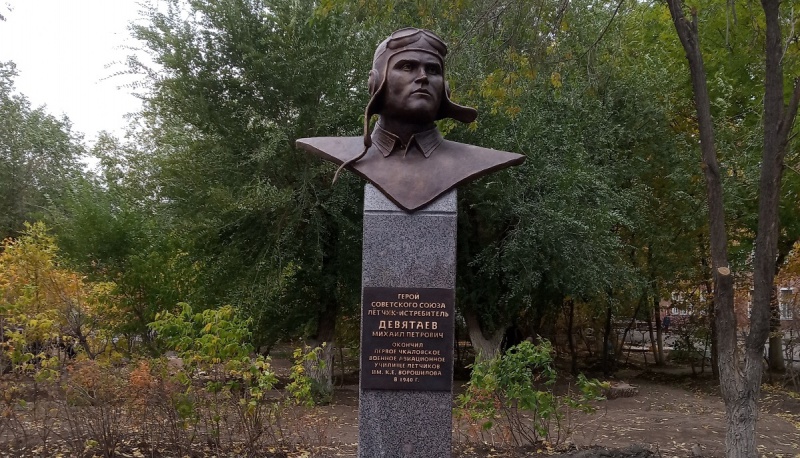 В Оренбурге открыли памятник Герою Советского Союза Михаилу Девятаеву