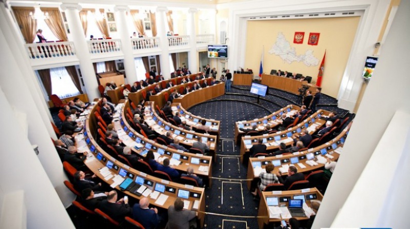 Оренбургский парламент лишил мандатов двух депутатов
