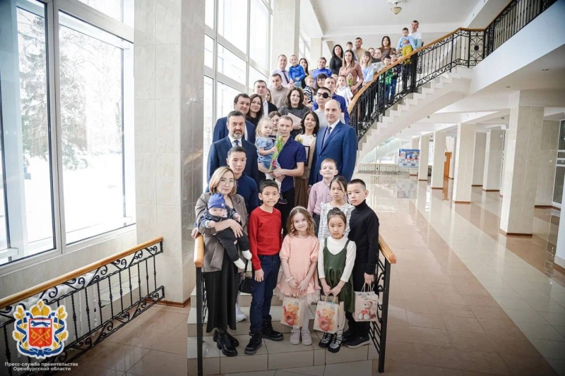 Оренбургские семьи получили свидетельства на социальную выплату для приобретения жилья