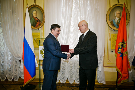 Губернатор области вручил оренбуржцам государственные награды