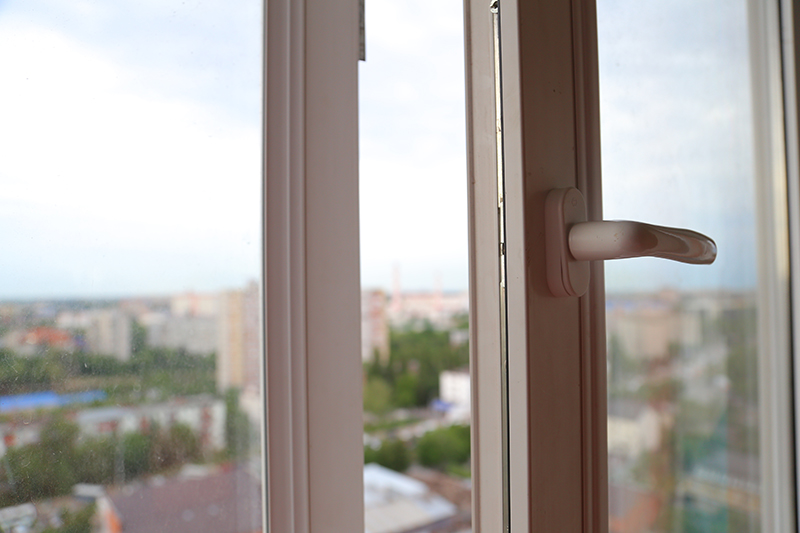 В Новотроицке женщина выпрыгнула из окна