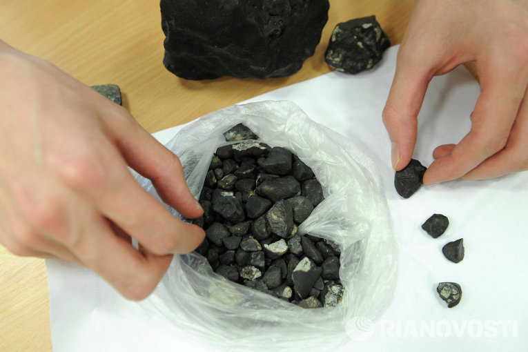 В Екатеринбурге оренбургским школьникам показали осколки метеорита
