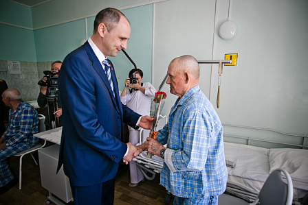 Денис Паслер поздравил с Днем Победы пациентов областного госпиталя ветеранов войн