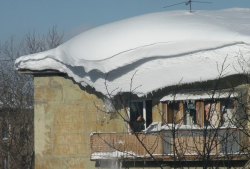 Сход снега с крыш очень опасен