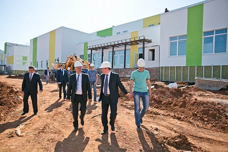 Юрий Берг оценил темпы строительства школы в Оренбургском районе