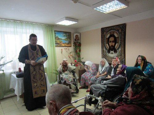 В Бузулукском доме престарелых общаются со священником