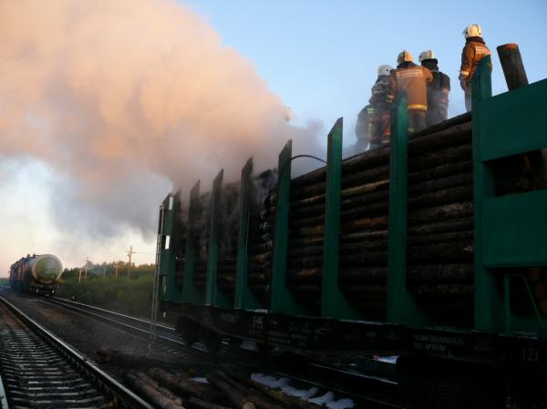 В Оренбургской области в пути загорелся вагон с серой