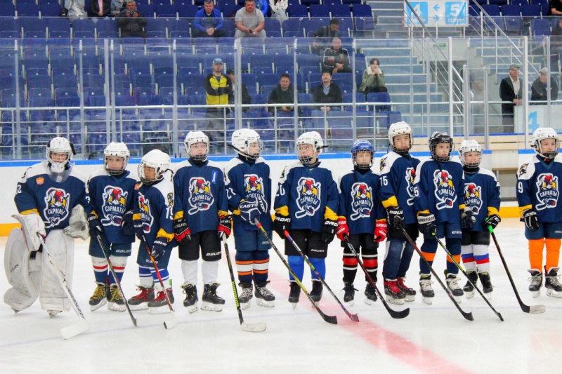 Юные хоккеисты сражаются на турнире «Открытие звезд» в Оренбурге