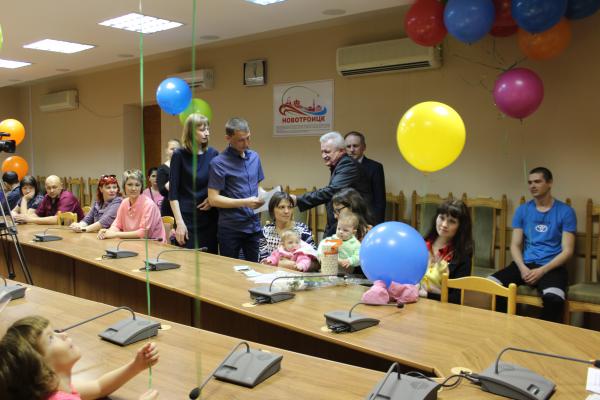 16 молодых семей Новотроицка получили сертификаты на жильё
