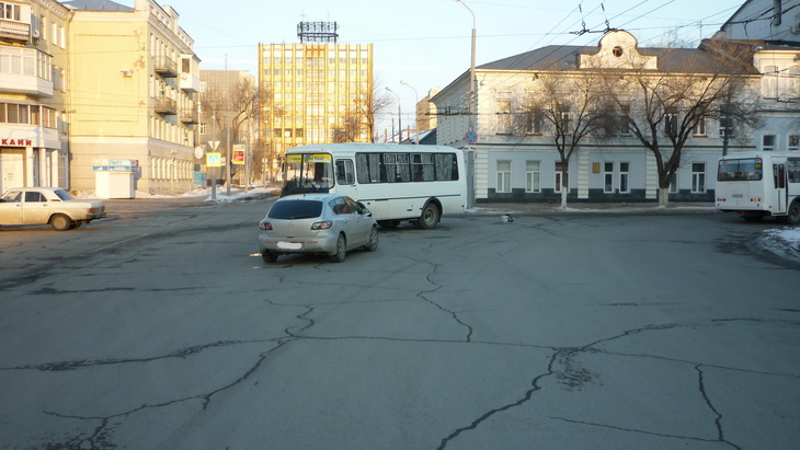 В Оренбурге пьяная автоледи на «Мазде» протаранила ПАЗик