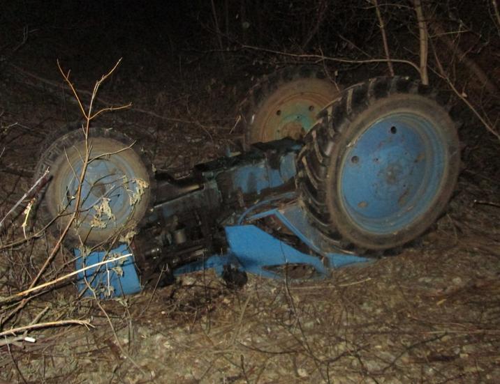 В Оренбуржье трактор слетел в овраг, тракторист не выжил
