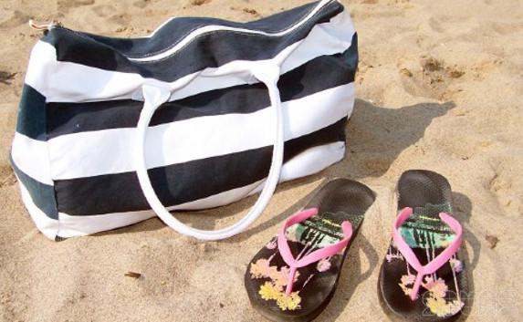 Грабёж на пляже: парни украли у девушки сумку