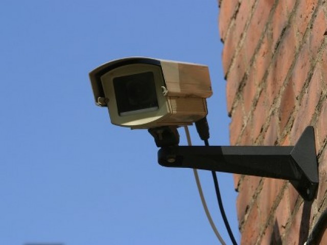 В Новотроицке двое парней украли камеру наружного наблюдения