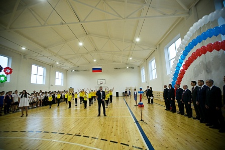 Юрий Берг принял участие в открытии школьного спортзала в Бузулуке