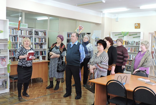Пенсионеры Новотроицка познакомились с работой городской библиотеки